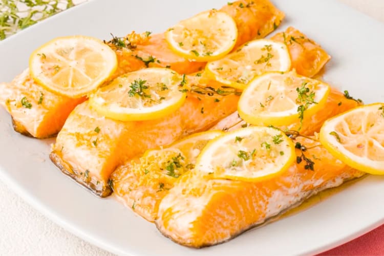 Cooked salmon filets with lemon