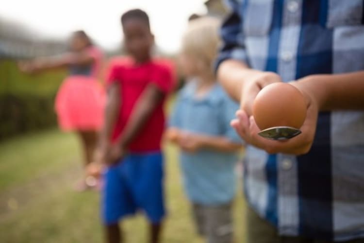 Hold an egg and spoon race as a fun family reunion game