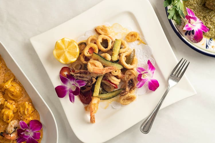 Aerial view of fried shrimp, calamari and zucchini, from El Barzón
