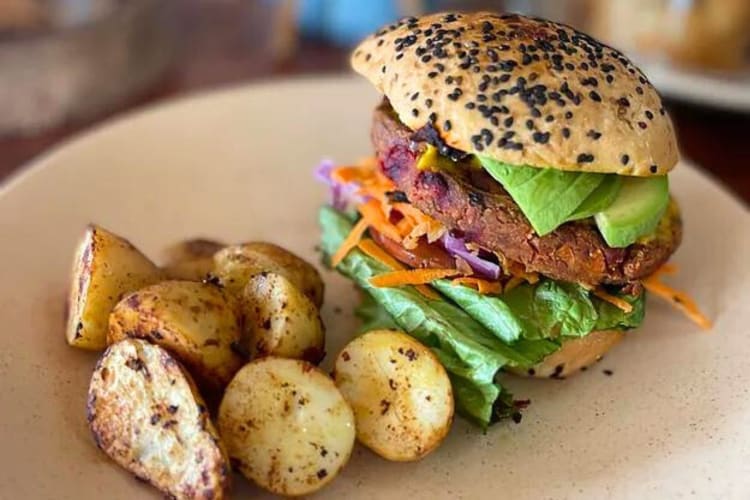 Burger with a side of potatoes from Fresco Hábito