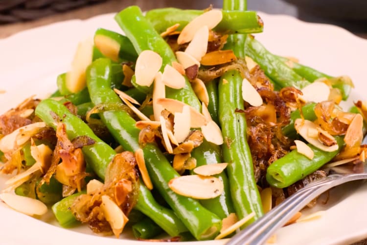 Green beans with crispy onions and almonds