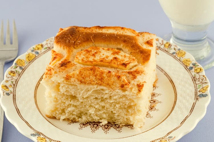 A slice of apple kuchen on a plate