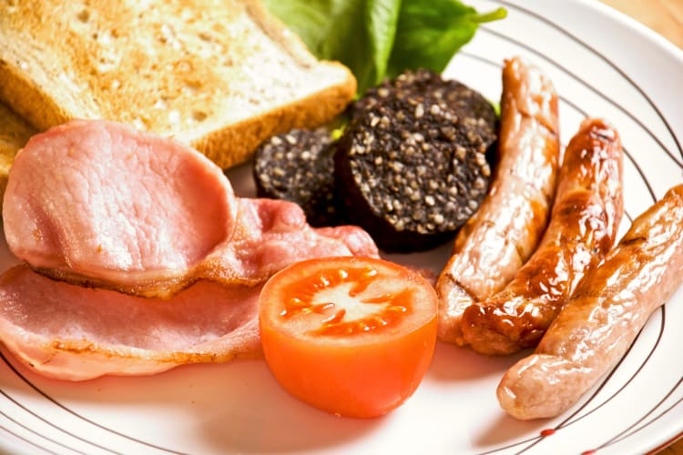 Close-up shot of a full Irish breakfast as one of the best Dublin foods