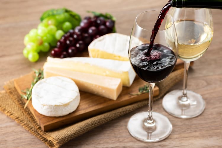 Cheese, grapes and two glasses of wine