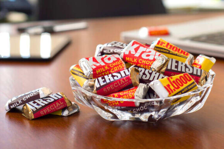 A bowl of mini candy bars 