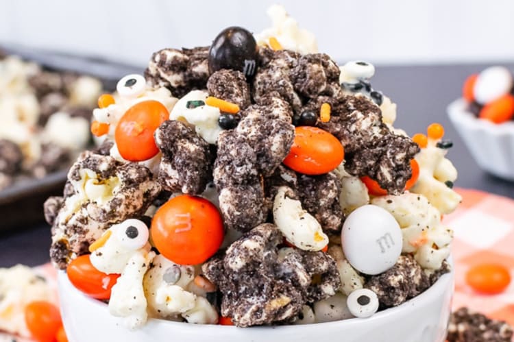 cookies and cream halloween popcorn is a sweet and salty easy halloween dessert