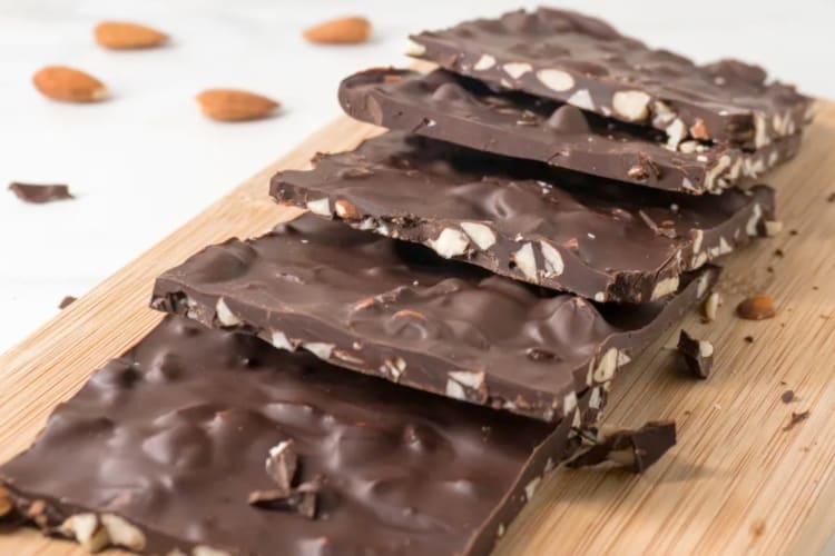 Dark chocolate bark with almonds