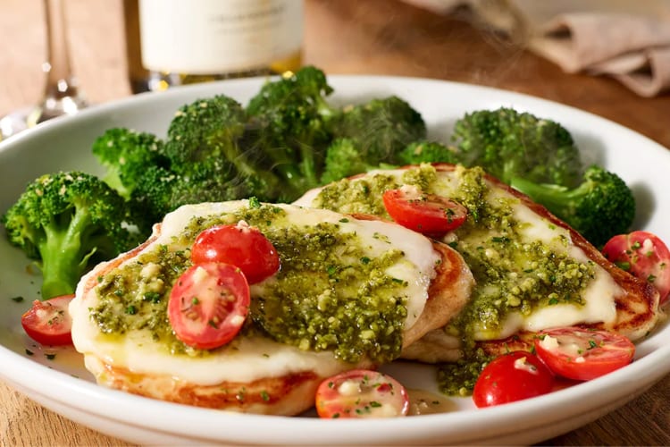 Chicken with tomatoes, cheese and pesto