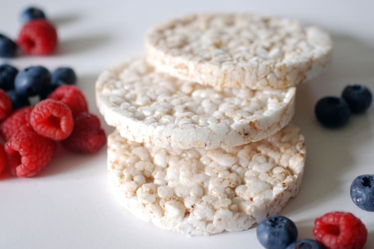 Rice cakes and fresh berries