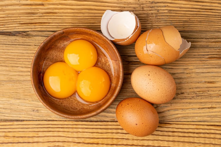 Egg yolks can be added to thicken pasta sauce