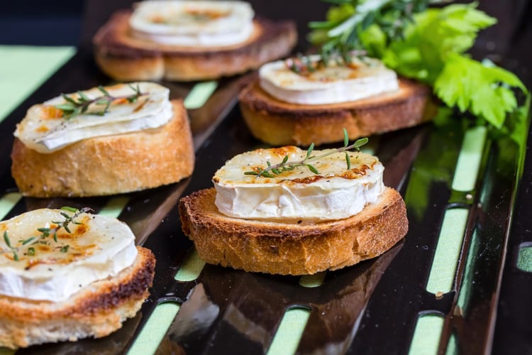 Slices of toast with goat cheese 