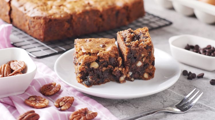 chocolate chip blondies are a frightfully delicious easy halloween treat