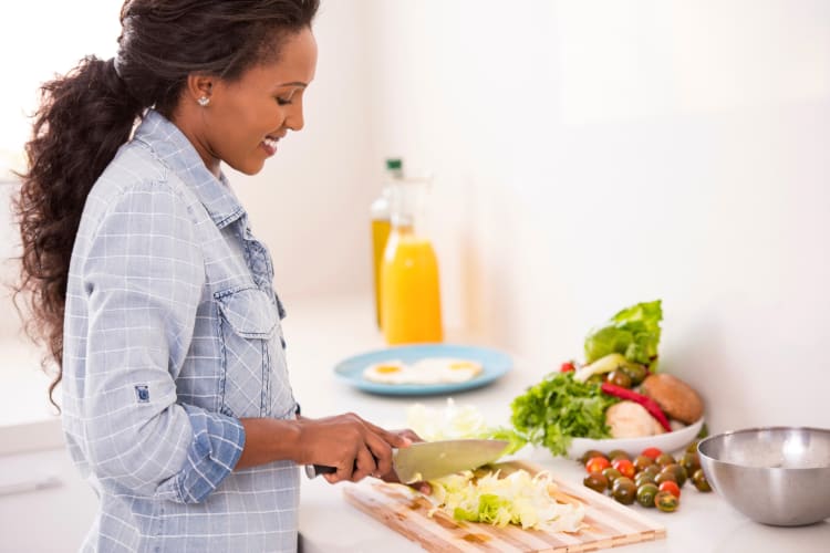 A women making a meal as part of an intuitive eating plan