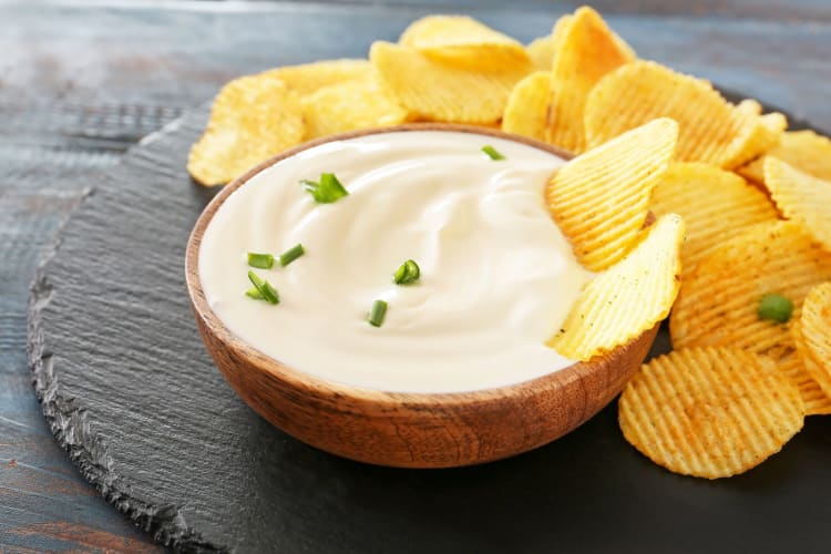 sour cream dip with crisps