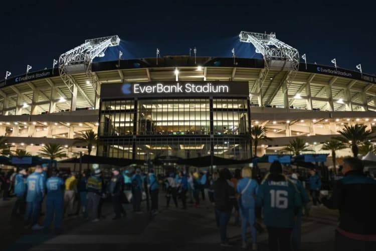 fans walking towards the everbank stadium in jacksonville