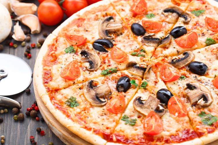 A vegetarian pizza with mushrooms and olives