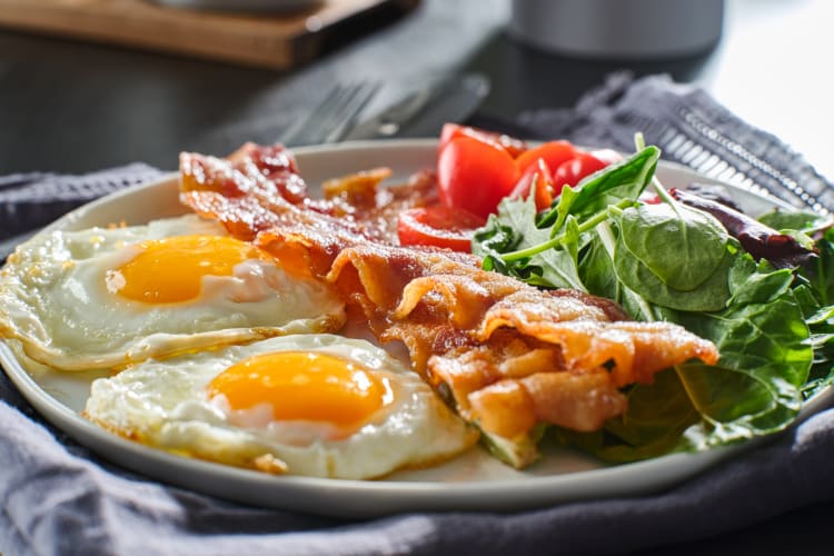 A low-carb breakfast should prioritize protein, fiber and healthy fats