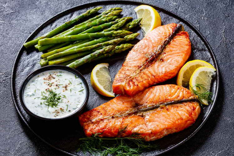 Salmon with asparagus and a dill sauce