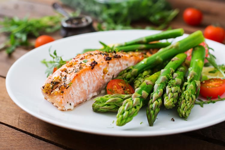 Salmon with asparagus is a low-calorie and low-carb lunch idea