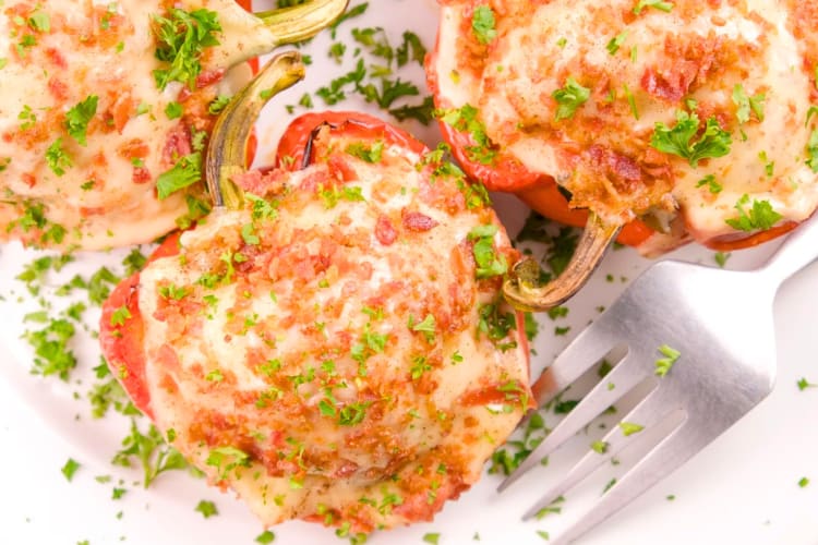 Keto stuffed bell peppers are a great low-carb lunch idea