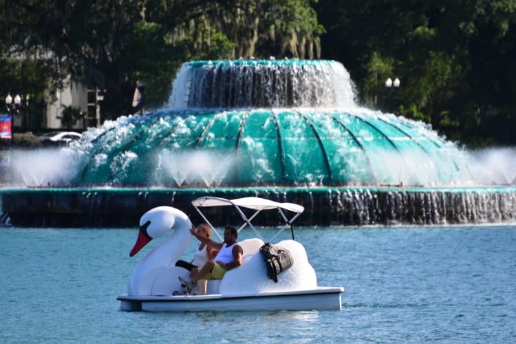 Visit Lake Eola Park for a nice date 