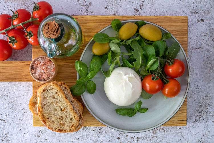 Burreta cheese with salad