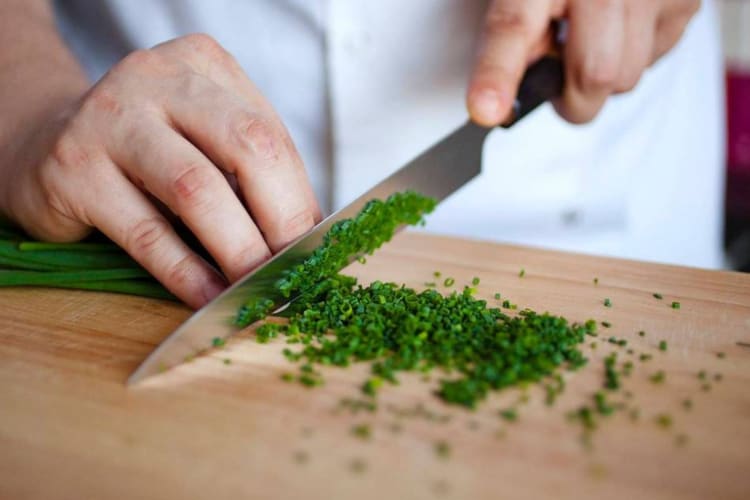 Use chives if you're looking for a garlic powder substitute 