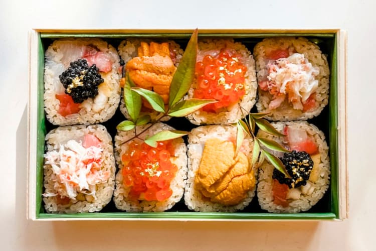 Six pieces of maki sushi with different fillings in a box