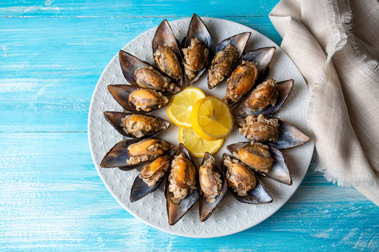 Aerial view of midye dolma, a Turkish food of stuffed mussels, served on a plate