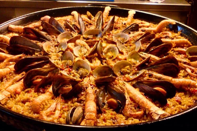 Large paella dish from Miño