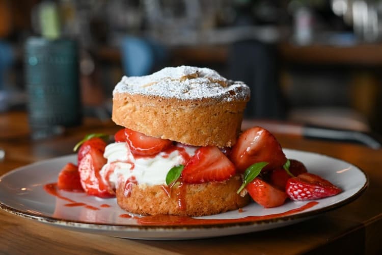 Pastry dessert with strawberries and cream from the restaurant Mora Italian 