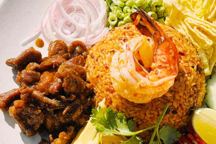 Fried rice with shrimp, meat and vegetables