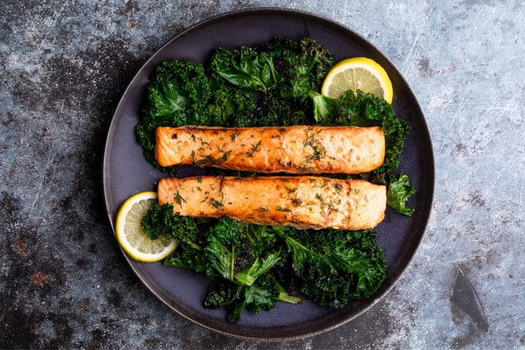 Salmon with kale and lemon slices