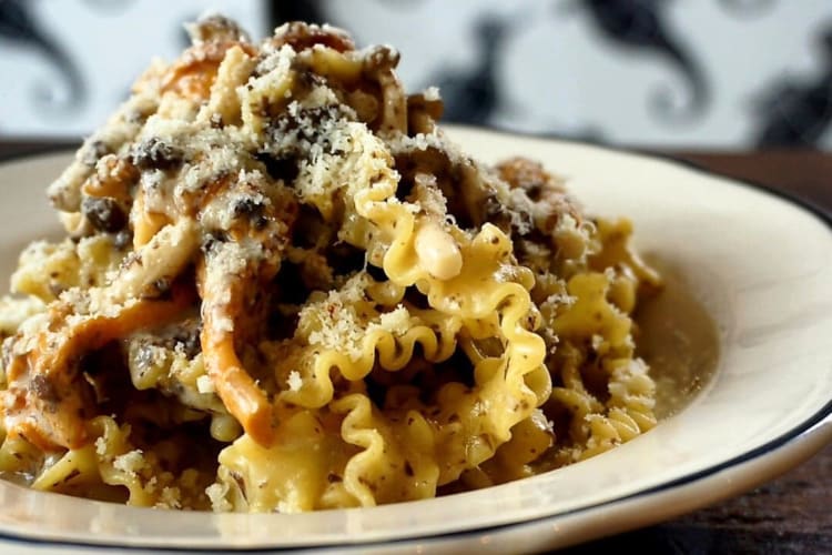  A fresh pasta dish with mushrooms