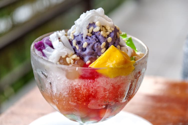 famous Filipino dessert dish halo-halo