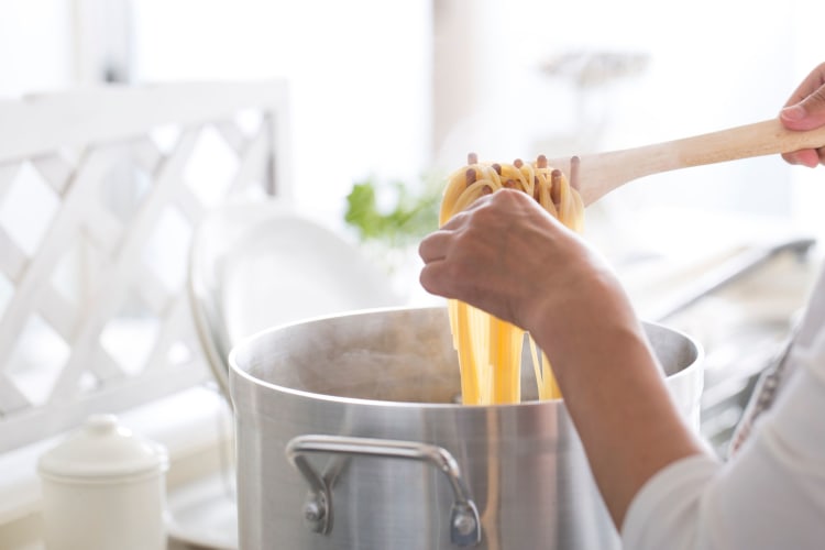 testing pasta for al dente doneness