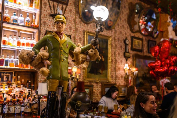 Oscar Wilde is an atmospheric fun restaurant in NYC.