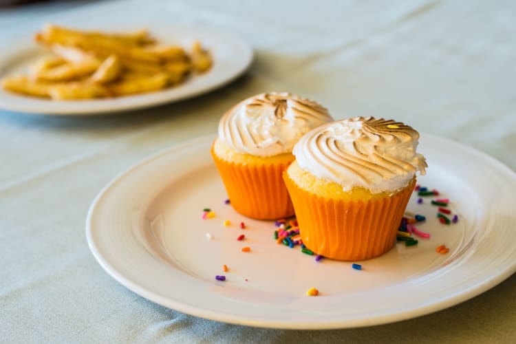 cupcakes with cream cheese frosting