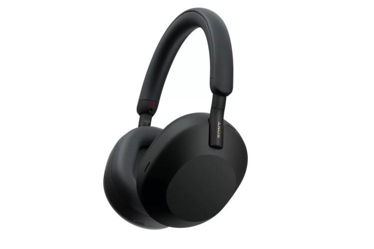 Sony Wireless Headphones have a great Black Friday Deal.