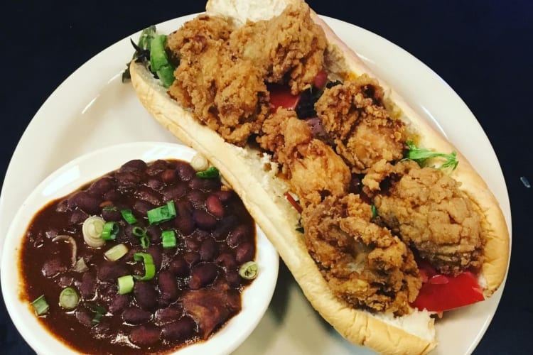 a fried shrimp po'boy