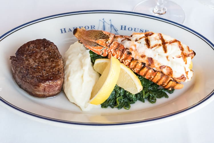 Harbor House is a luxurious Milwaukee Restaurant.