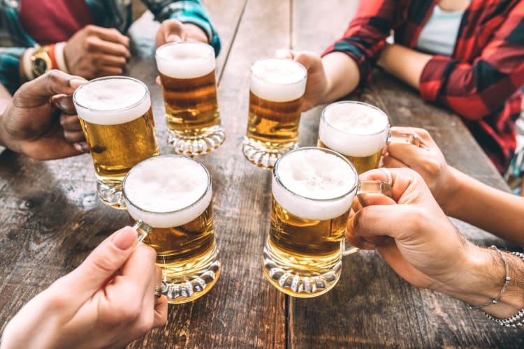 friends clinking beer glasses together