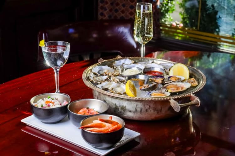 Oysters and drinks on a table