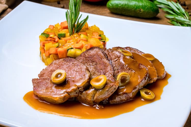 Solomillo al whiskey with a side salad
