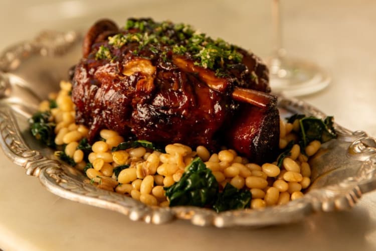 Portion of meat on a bed of corn from the restaurant Sottise