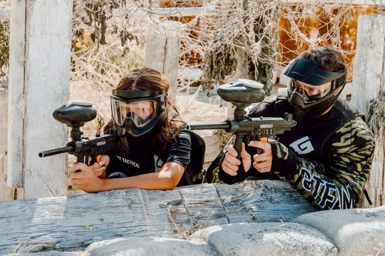 Two people playing paintball