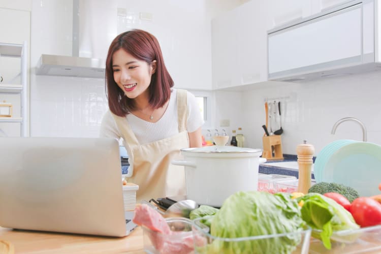 A women taking an online cooking class