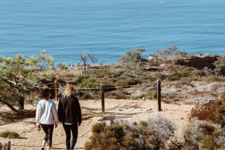 Two people walking at the Torrey Pines State Natural Reserve 