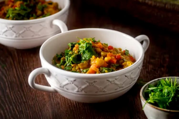 A bowl of lentil soup 