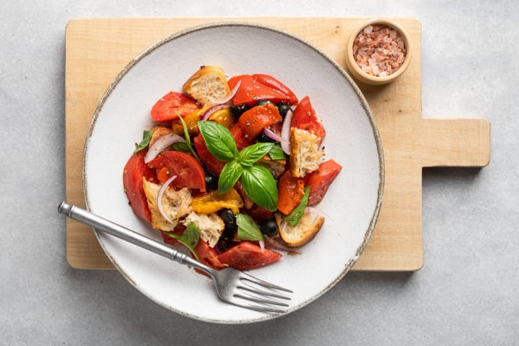 A salad with bread, tomatoes and basil 
